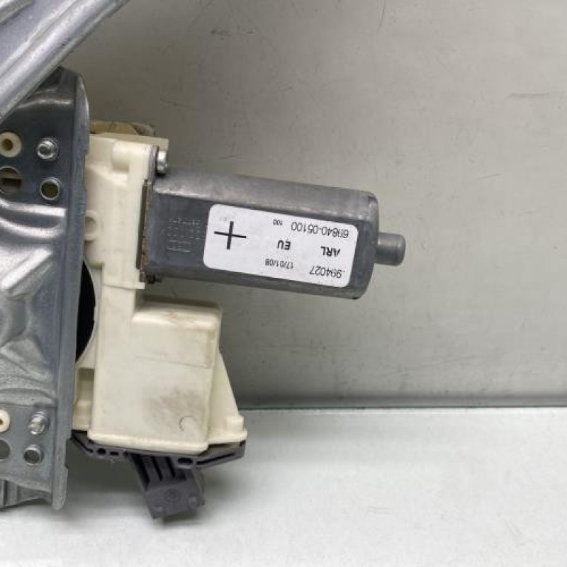 Leve vitre electrique arriere gauche TOYOTA AVENSIS 2 Photo n°4