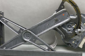 Leve vitre electrique avant gauche TOYOTA AVENSIS 2 Photo n°1