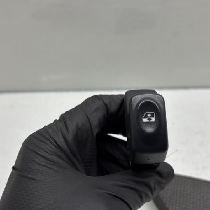 Interrupteur de leve vitre avant droit RENAULT CLIO 2 Photo n°1
