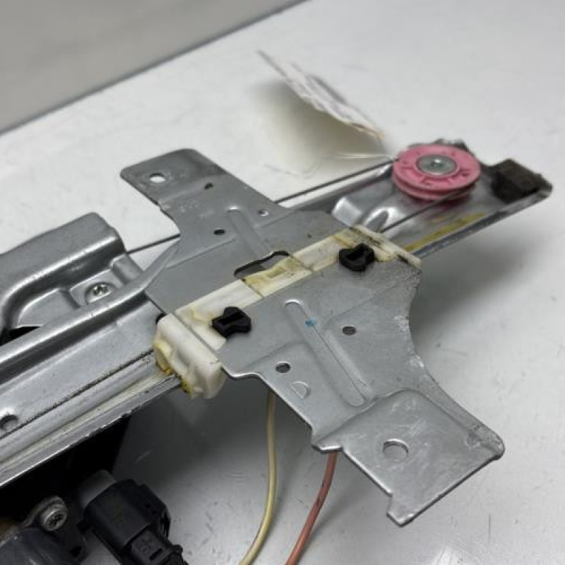 Leve vitre electrique avant droit PEUGEOT 208 1 Photo n°8