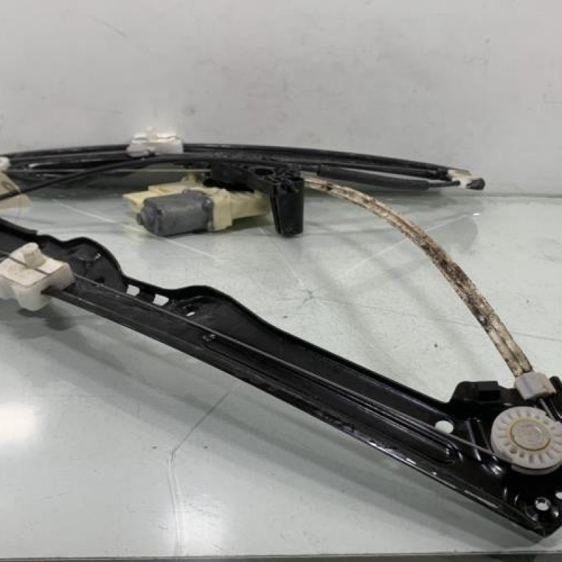 Leve vitre electrique avant gauche PEUGEOT 308 2 Photo n°1