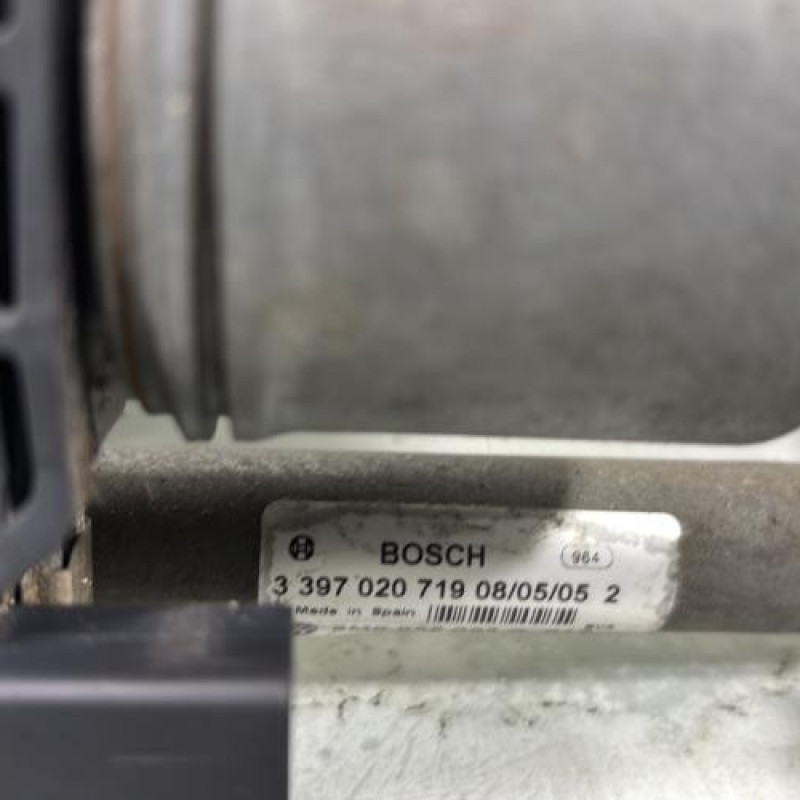 Moteur essuie glace avant gauche VOLKSWAGEN GOLF PLUS Photo n°3