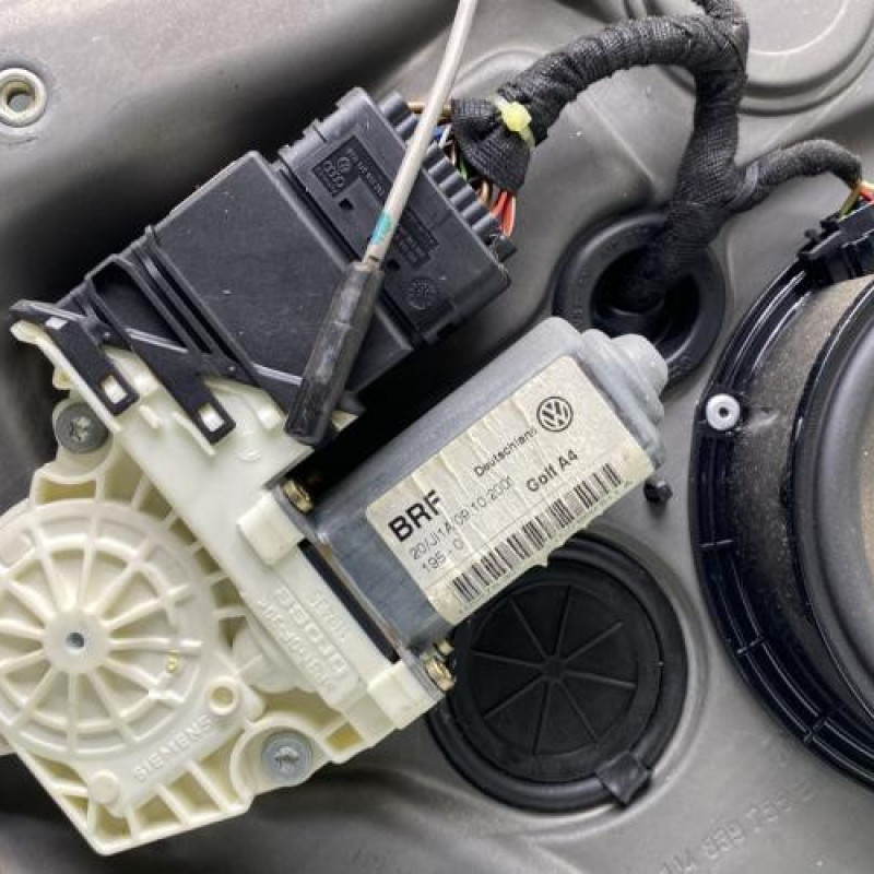 Leve vitre electrique arriere gauche VOLKSWAGEN GOLF 4 Photo n°4