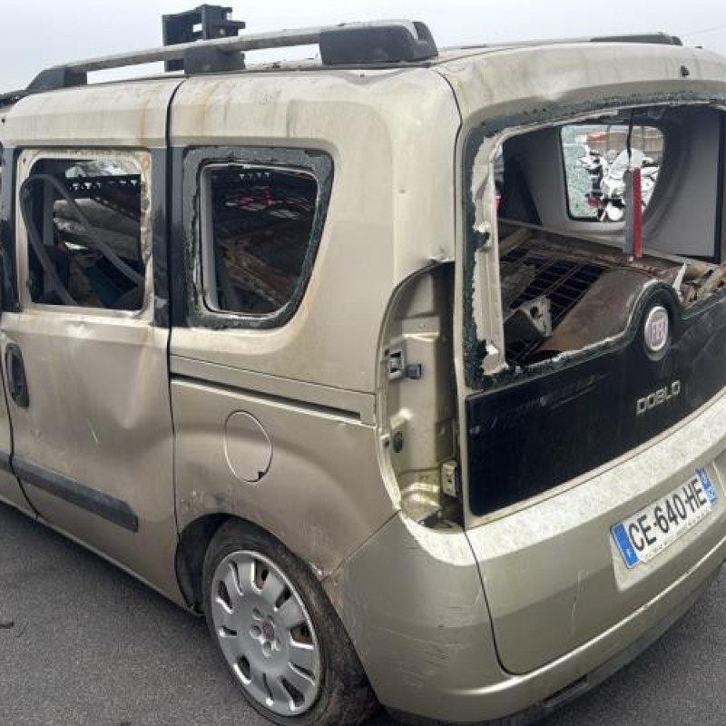 Leve vitre electrique avant gauche FIAT DOBLO 2 Photo n°8