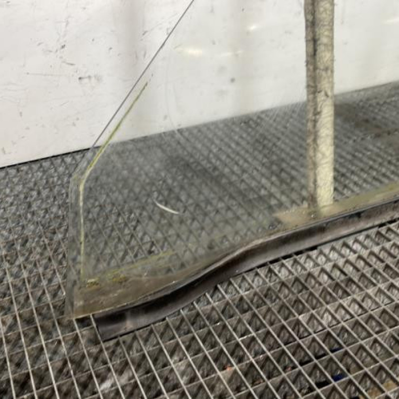 Vitre avant gauche RENAULT SUPER 5 Photo n°2