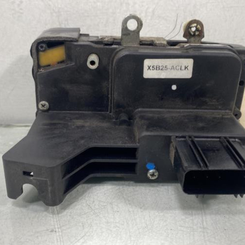 Serrure avant gauche FORD FIESTA 5 Photo n°4