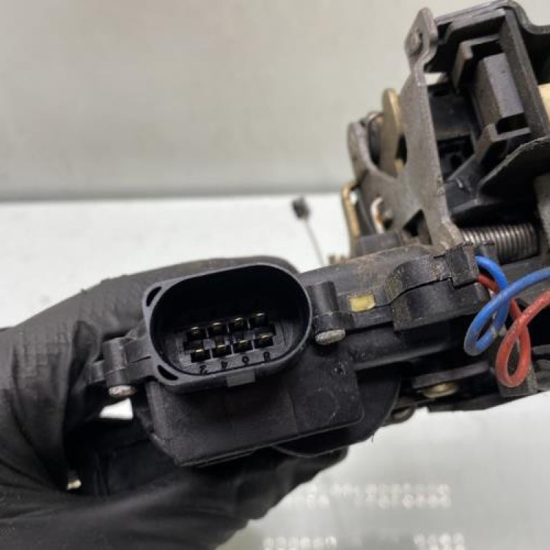 Serrure avant gauche VOLKSWAGEN GOLF 4 Photo n°4