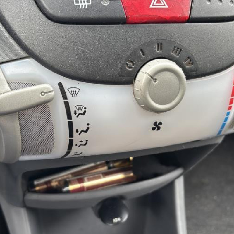 Poignee porte arriere droit PEUGEOT 107 Photo n°13