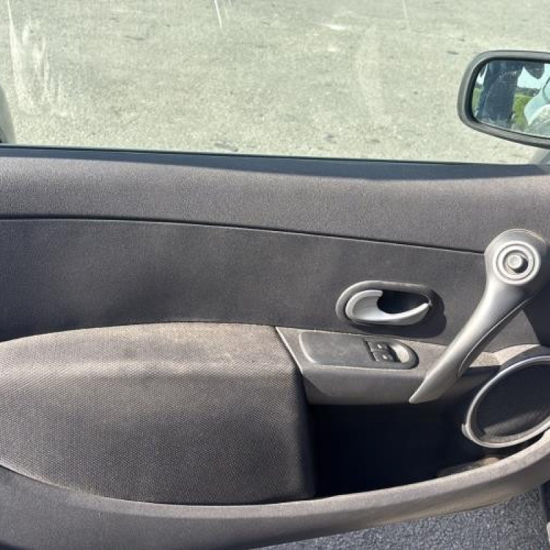 Attache ceinture avant droit RENAULT CLIO 3 Photo n°13