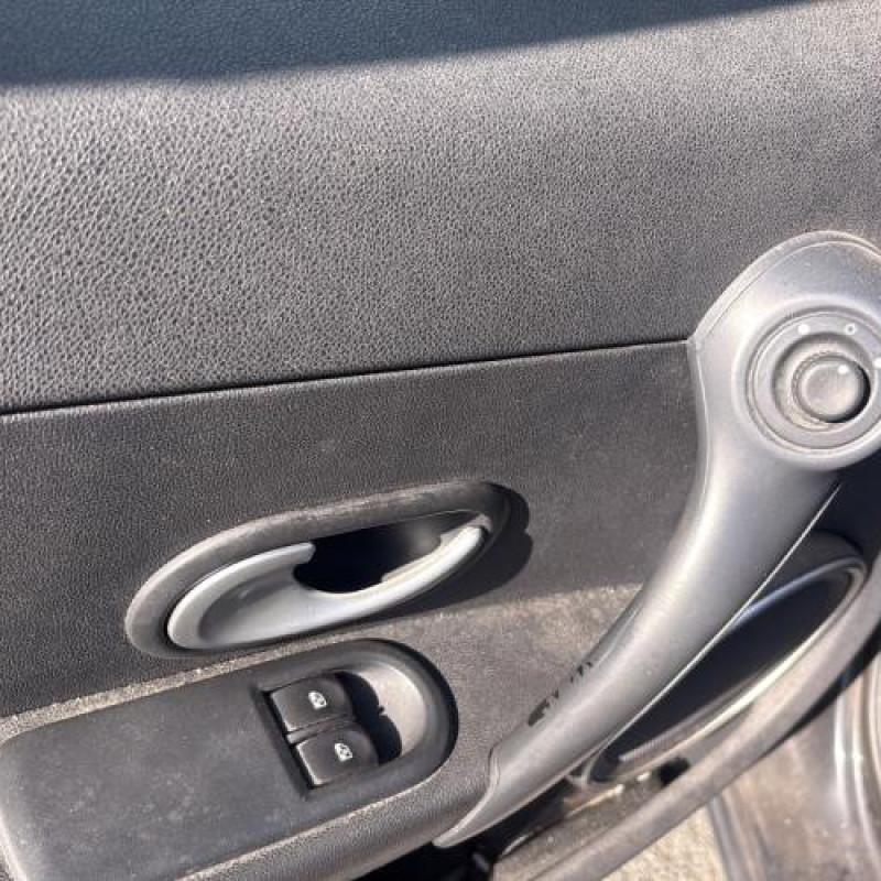 Attache ceinture avant droit RENAULT CLIO 3 Photo n°14