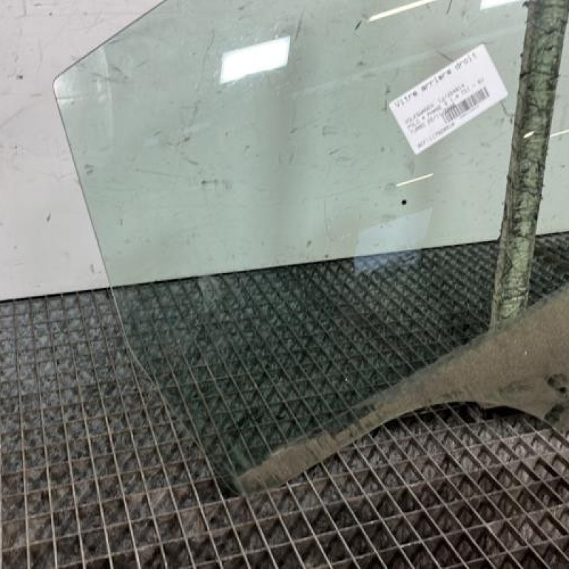 Vitre arriere droit VOLKSWAGEN POLO 4 Photo n°2