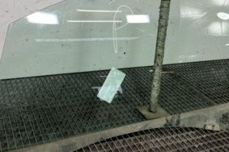 Vitre avant gauche PEUGEOT 208 1