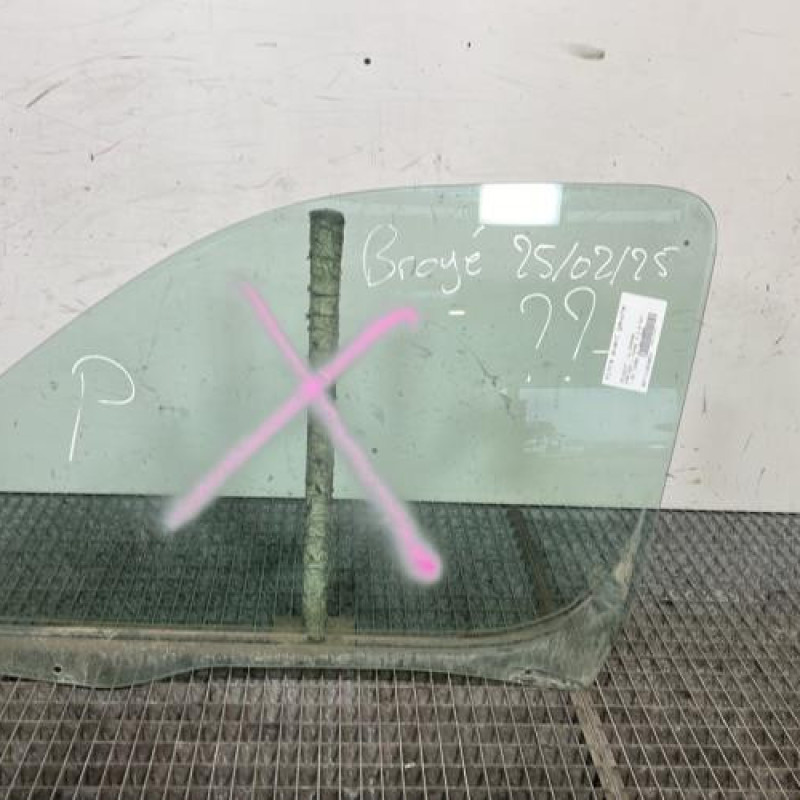 Vitre avant gauche PEUGEOT PARTNER 1 Photo n°1