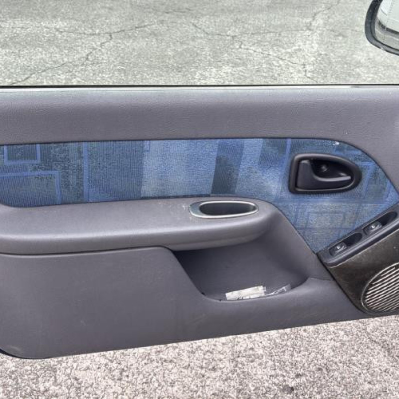 Custode arriere droit RENAULT CLIO 2 Photo n°13
