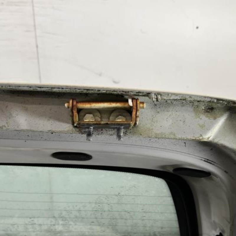 Malle/Hayon arriere FORD FIESTA 4 Photo n°10