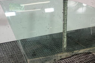 Vitre avant droit PEUGEOT 208 1