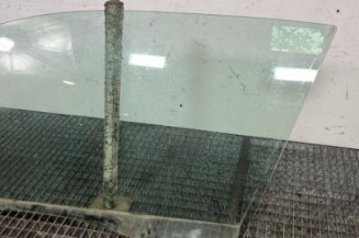 Vitre avant gauche PEUGEOT 208 1