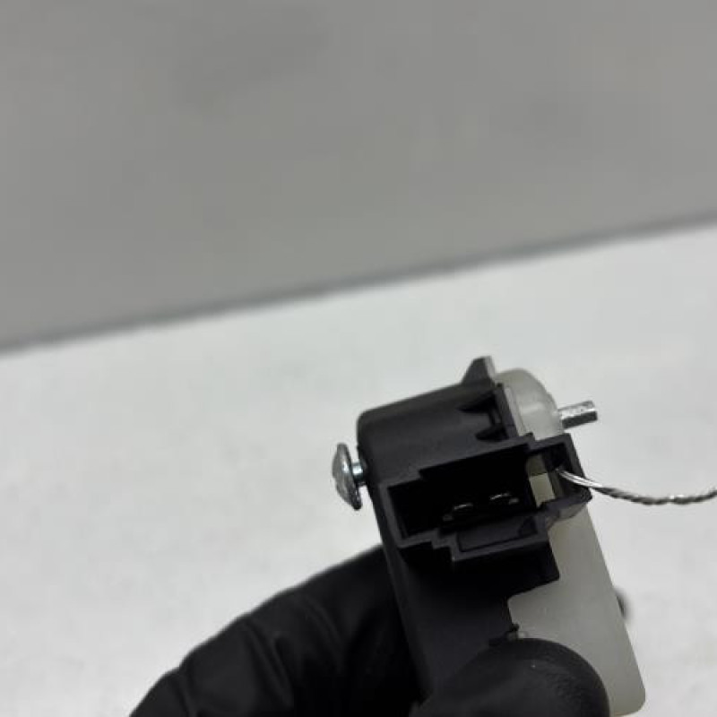 Actionneur verrou trappe d'essence VOLKSWAGEN GOLF PLUS Photo n°2