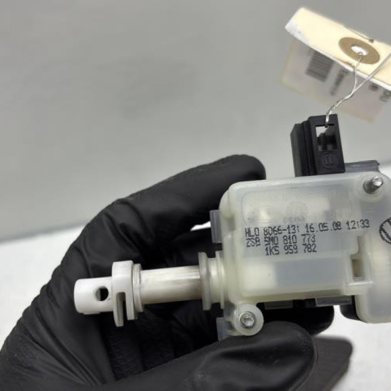 Actionneur verrou trappe d'essence VOLKSWAGEN GOLF PLUS Photo n°3