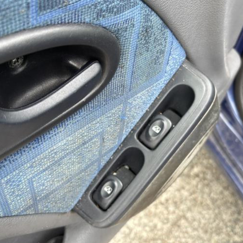 Custode arriere gauche RENAULT CLIO 2 Photo n°14