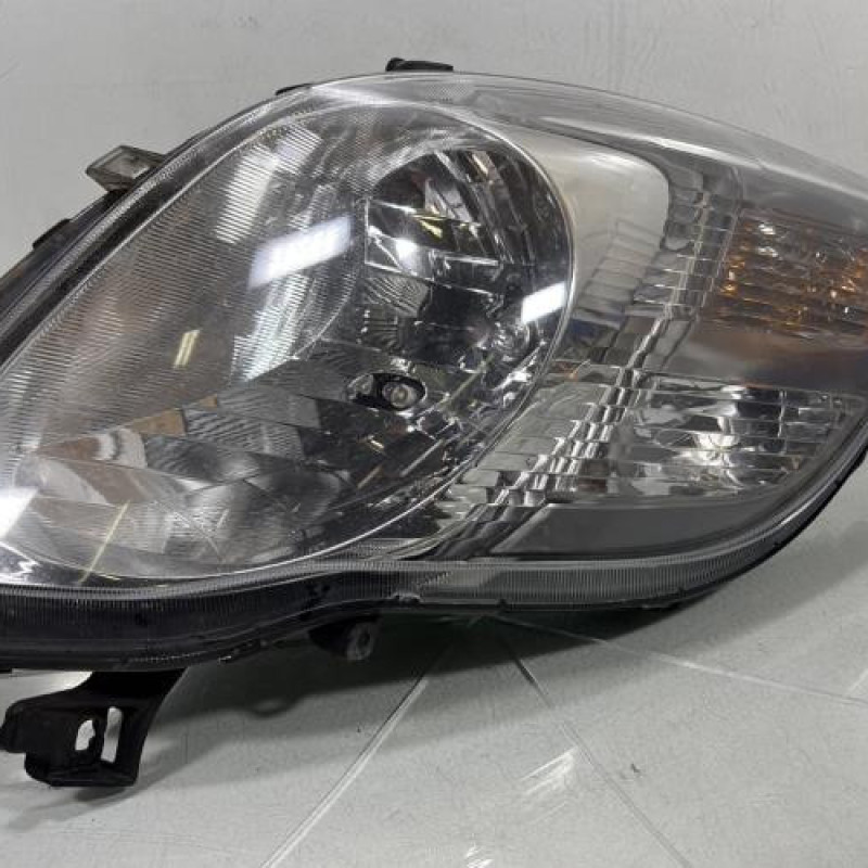 Optique avant principal droit (feux)(phare) TOYOTA YARIS 2 Photo n°1