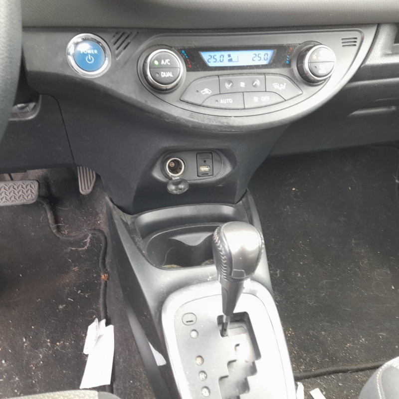 TOYOTA YARIS 3 PHASE 1 1.5i - 16V HYBRID Photo n°8