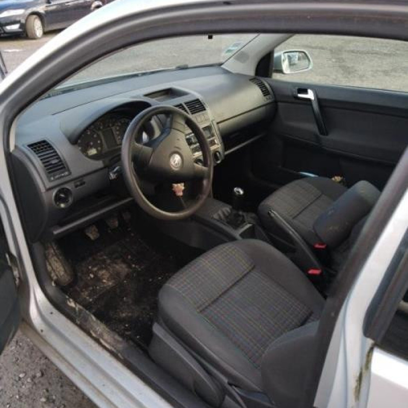 Malle/Hayon arriere VOLKSWAGEN POLO 4 Photo n°10