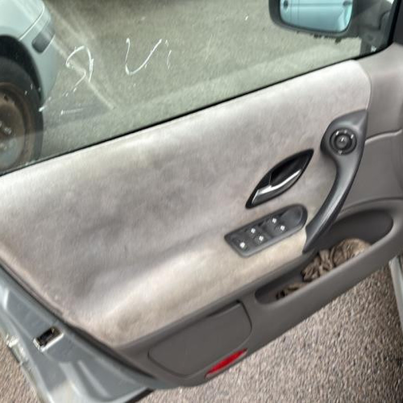 Pare boue avant gauche RENAULT LAGUNA 2 Photo n°13