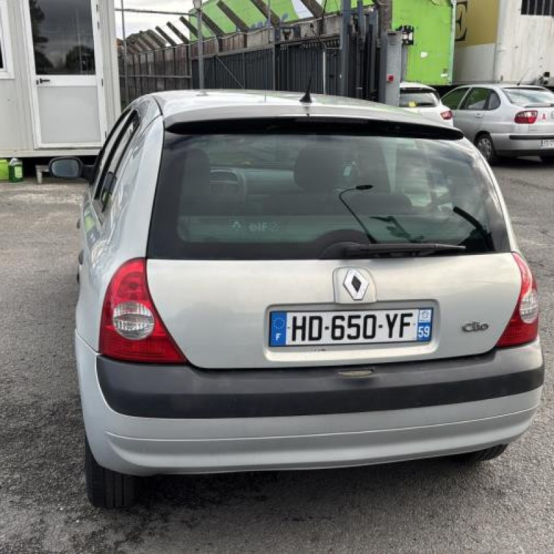 Pare choc arriere RENAULT CLIO 2 Photo n°12