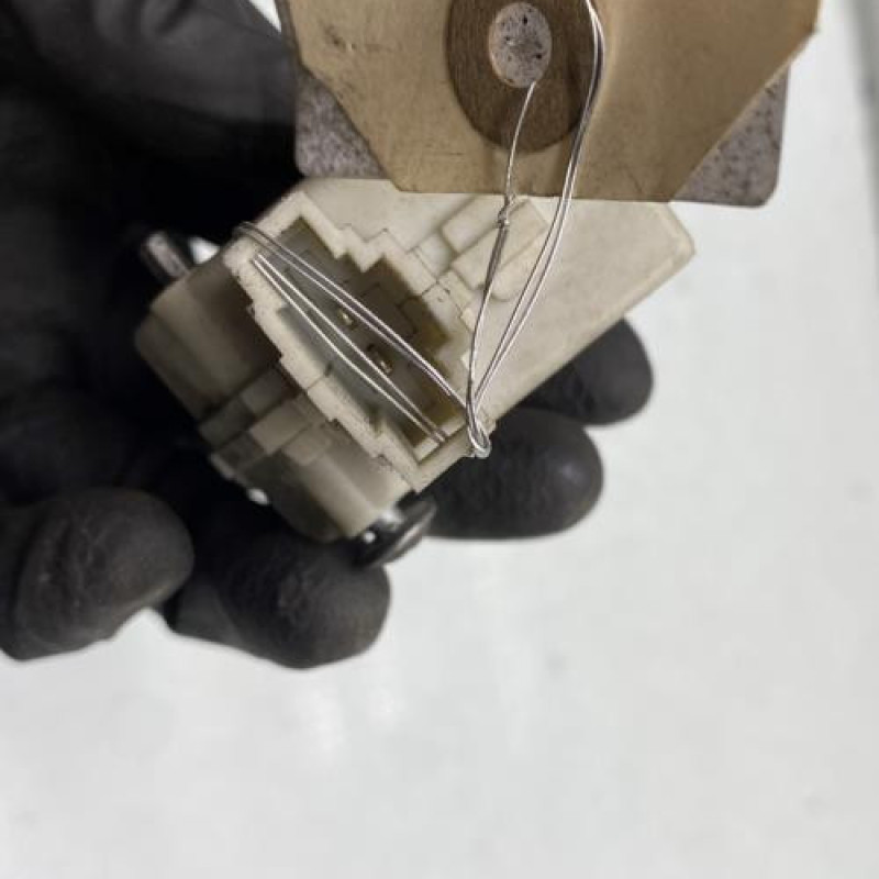 Actionneur verrou trappe d'essence VOLKSWAGEN POLO 4 Photo n°3