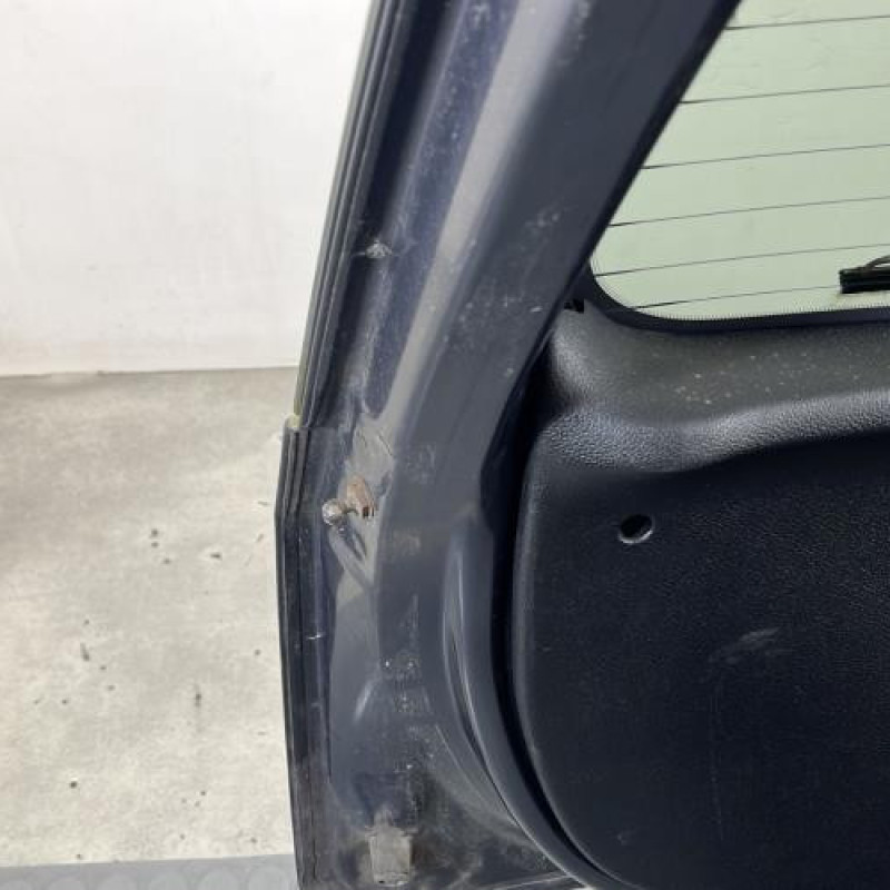 Malle/Hayon arriere FORD FIESTA 5 Photo n°9