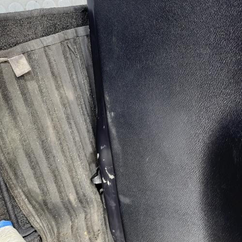 Malle/Hayon arriere FORD FIESTA 5 Photo n°10