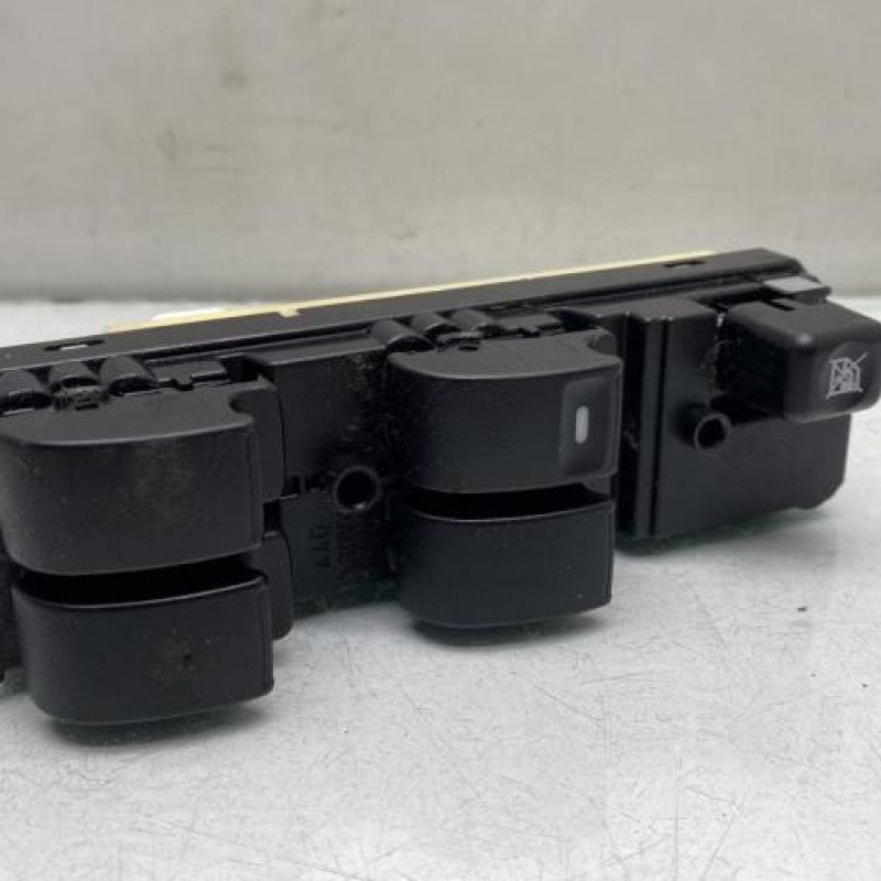 Interrupteur de leve vitre avant gauche MITSUBISHI GRANDIS Photo n°1