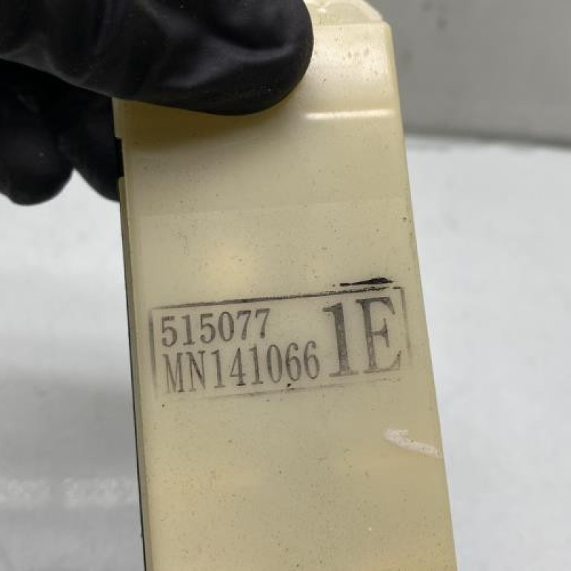 Interrupteur de leve vitre avant gauche MITSUBISHI GRANDIS Photo n°4