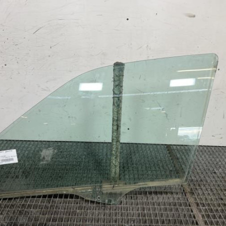 Vitre avant gauche PEUGEOT 406 Photo n°1