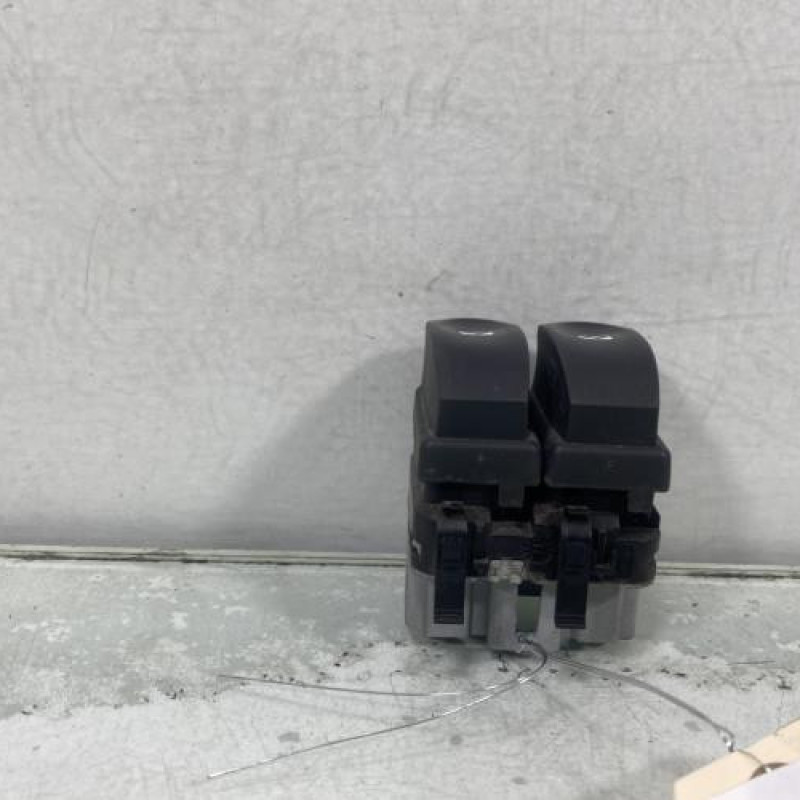 Interrupteur de leve vitre avant gauche RENAULT CLIO 3 Photo n°1