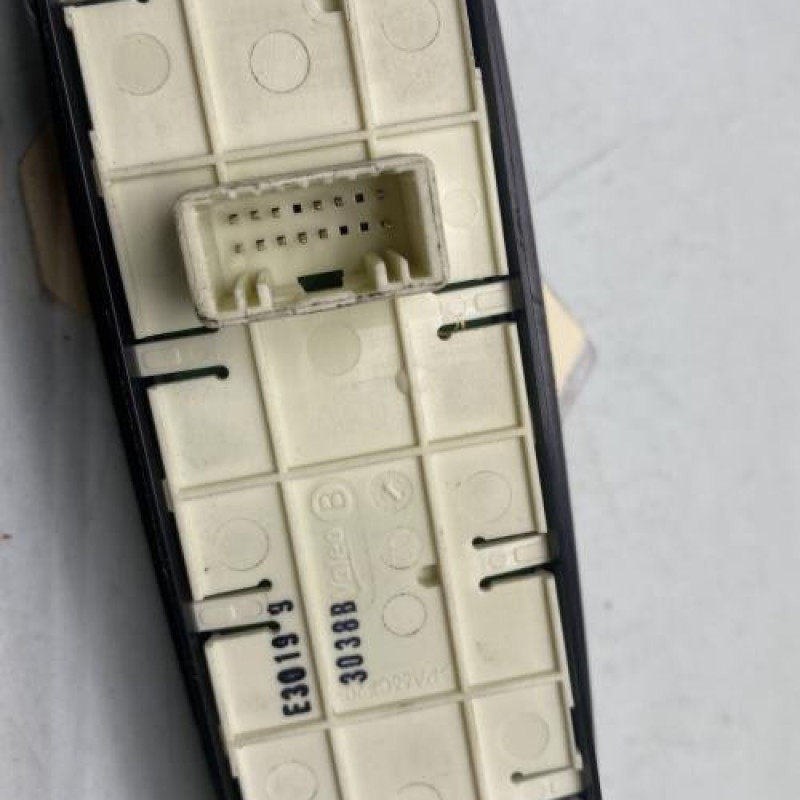 Interrupteur de leve vitre avant gauche RENAULT LAGUNA 3 Photo n°3