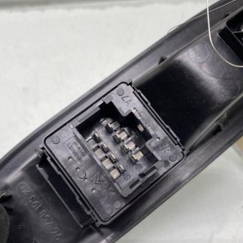 Interrupteur de leve vitre avant gauche PEUGEOT 208 1 Photo n°3