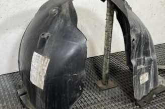 Pare boue avant gauche PEUGEOT 208 1