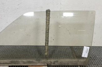 Vitre avant gauche PEUGEOT 205 Photo n°1