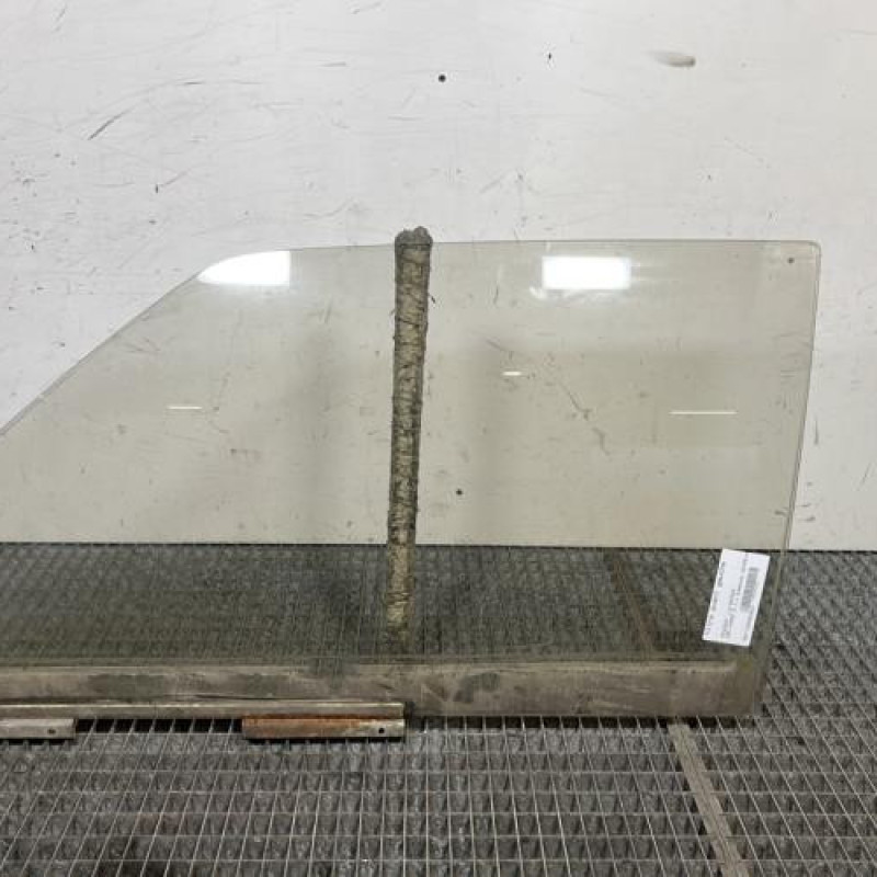 Vitre avant gauche PEUGEOT 205 Photo n°1