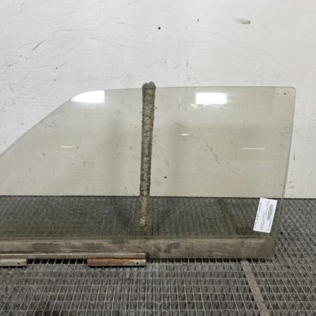 Vitre avant gauche PEUGEOT 205 Photo n°1