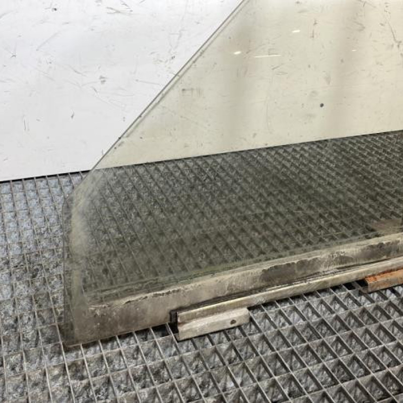 Vitre avant gauche PEUGEOT 205 Photo n°2