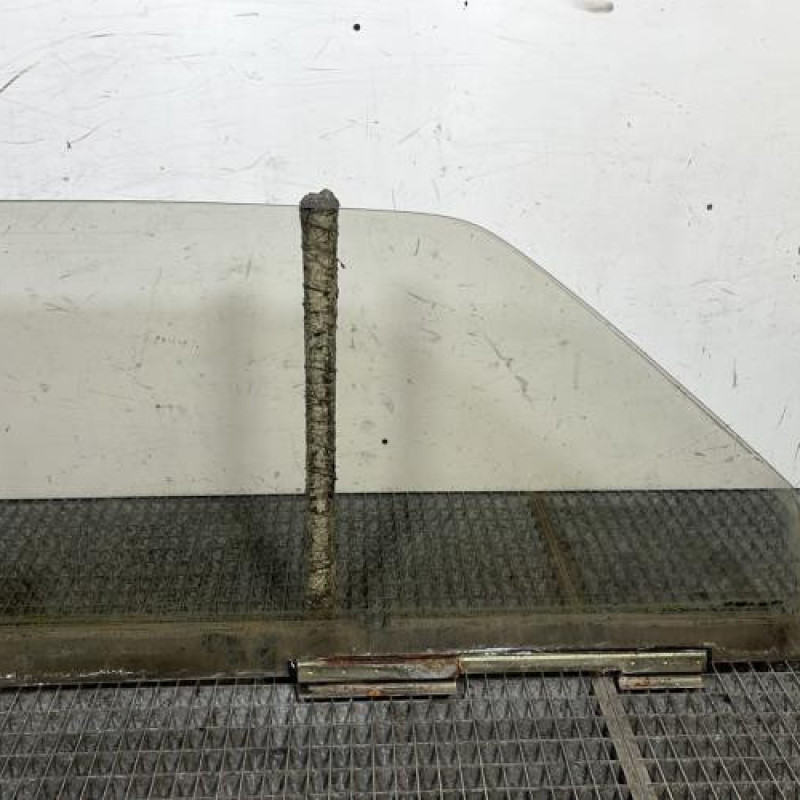 Vitre avant gauche PEUGEOT 205 Photo n°4