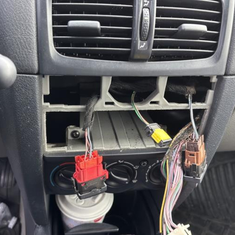 Attache ceinture arriere droit RENAULT CLIO 2 Photo n°20