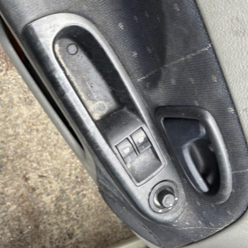 Attache ceinture arriere gauche RENAULT CLIO 2 Photo n°13