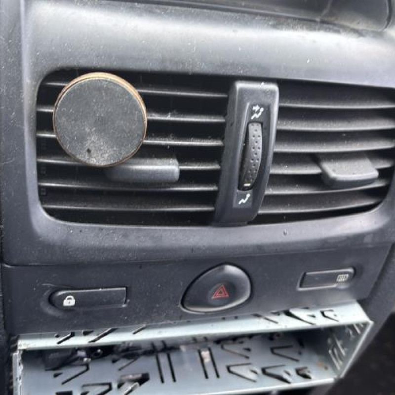 Attache ceinture arriere gauche RENAULT CLIO 2 Photo n°20