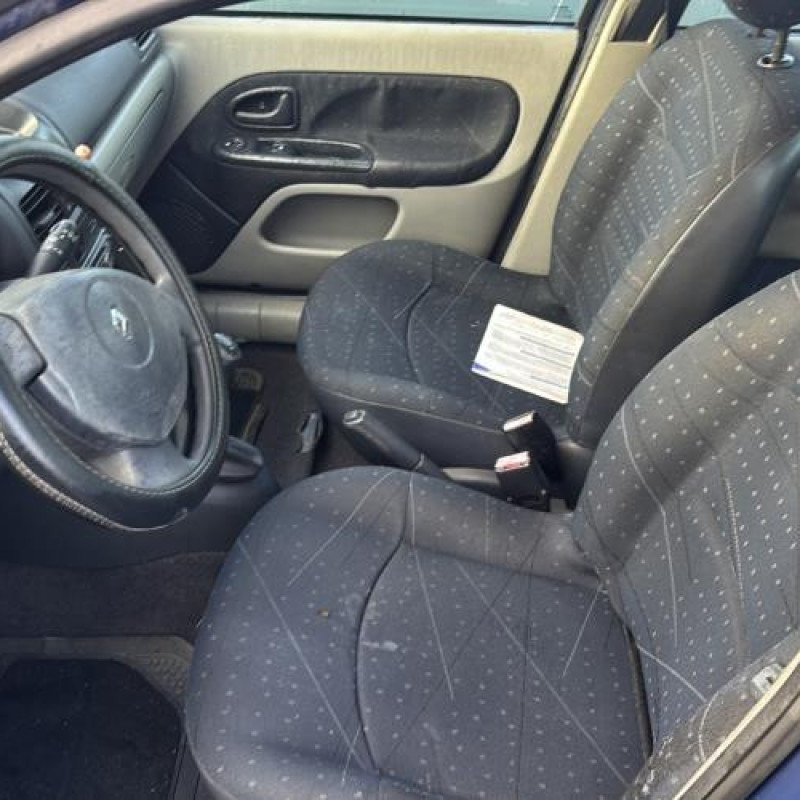 Pare boue arriere droit RENAULT CLIO 2 Photo n°15