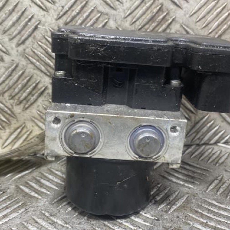 Bloc ABS (freins anti-blocage) TOYOTA YARIS 2 Photo n°4