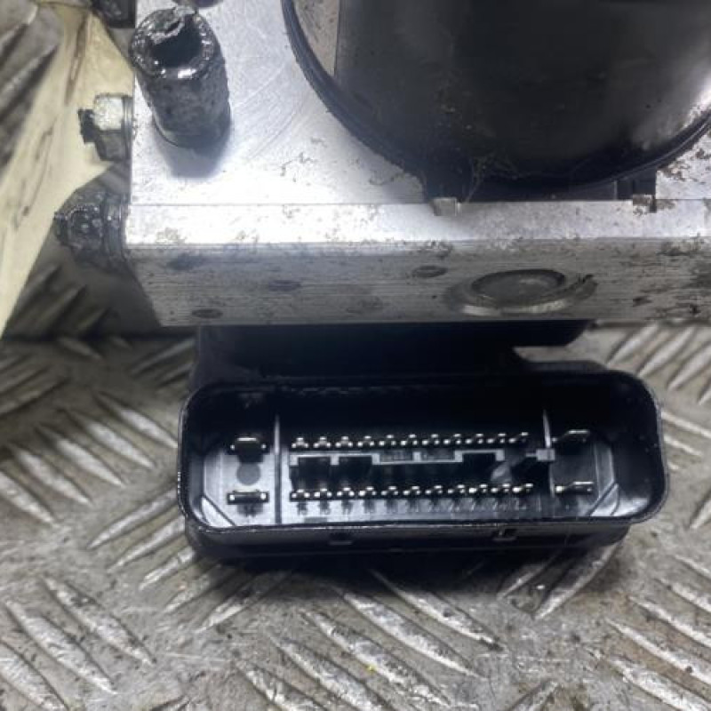 Bloc ABS (freins anti-blocage) TOYOTA YARIS 2 Photo n°5